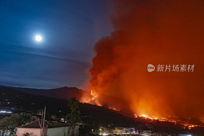 拉帕尔马康伯维哈火山一般认为，熔岩流摧毁了“El Paraíso”，大量的灰烬涌出。Tajuya。
10/18/2021